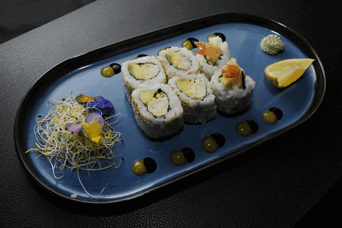 S29. Crevette tempura Avocat Sésame (6 pièces)