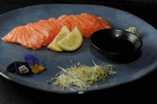 S60. Sashimi Saumon (12 pièces)